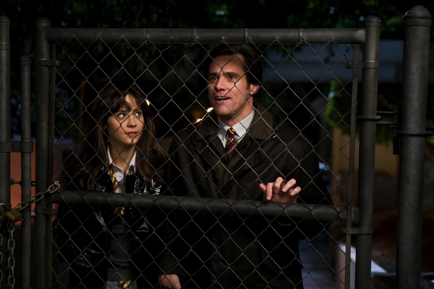 Zooey Deschanel & Jim Carrey get cosy in the dark.