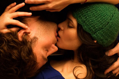 Ahh, the upside down kiss. Done waaaaaay better in Spider-Man.