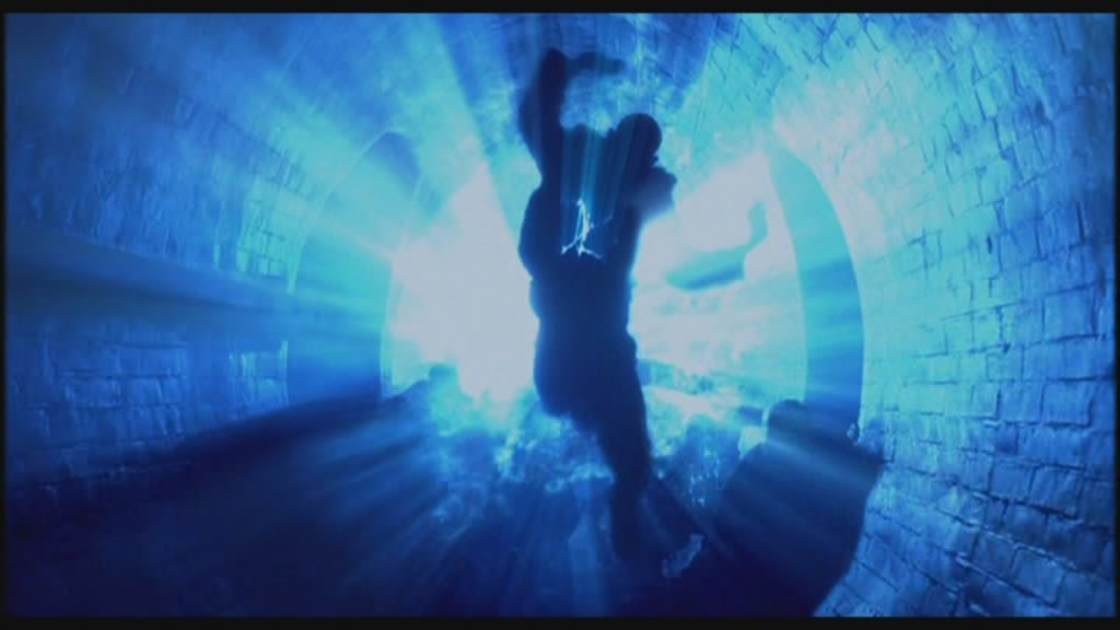 Yippee, a bright blue light! Is this a James Cameron film?