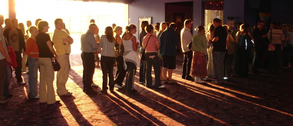 Light_on_cinema_queue