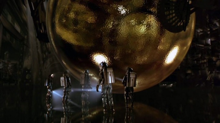 Okay, that's about the biggest Christmas bauble I've EVER seen!!!