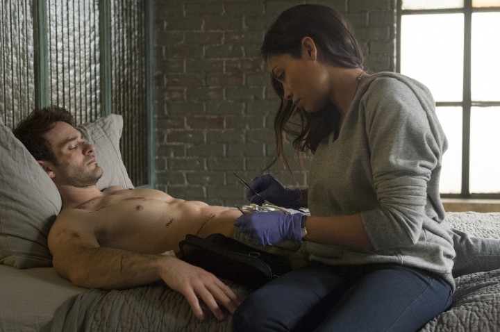 charlie-cox-rosario-dawson-daredevil-01-2048x1360